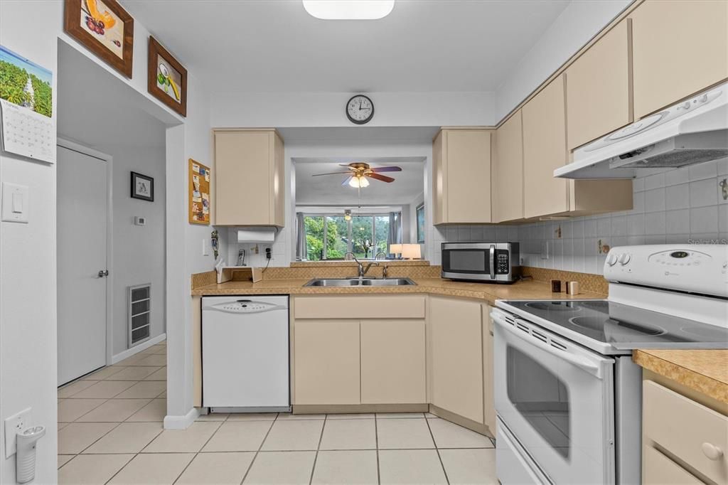 For Sale: $290,000 (2 beds, 2 baths, 1178 Square Feet)