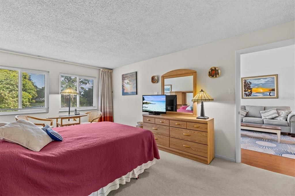 For Sale: $290,000 (2 beds, 2 baths, 1178 Square Feet)