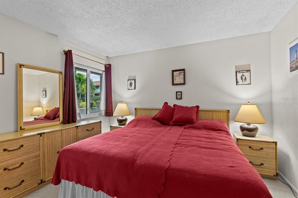 For Sale: $290,000 (2 beds, 2 baths, 1178 Square Feet)