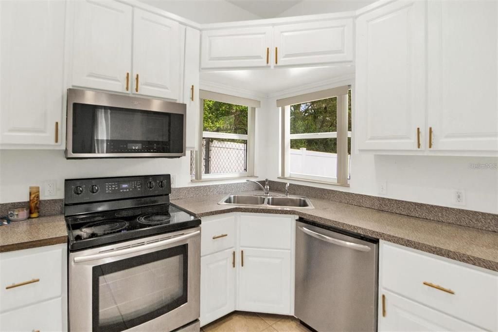 Active With Contract: $400,000 (4 beds, 2 baths, 1764 Square Feet)