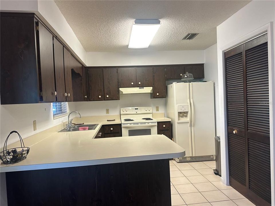 Под контрактом: $235,000 (2 спален, 2 ванн, 1031 Квадратных фут)