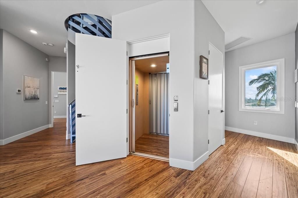 待售: $3,900,000 (6 贝兹, 6 浴室, 4781 平方英尺)