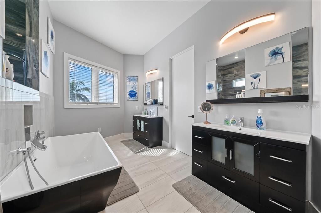 待售: $3,900,000 (6 贝兹, 6 浴室, 4781 平方英尺)