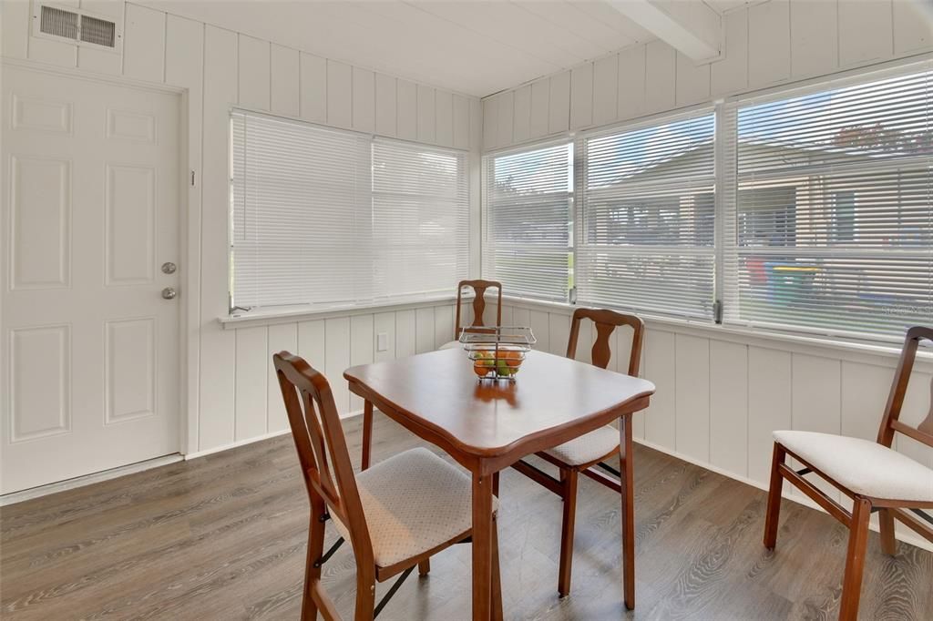 Active With Contract: $252,900 (3 beds, 1 baths, 1204 Square Feet)