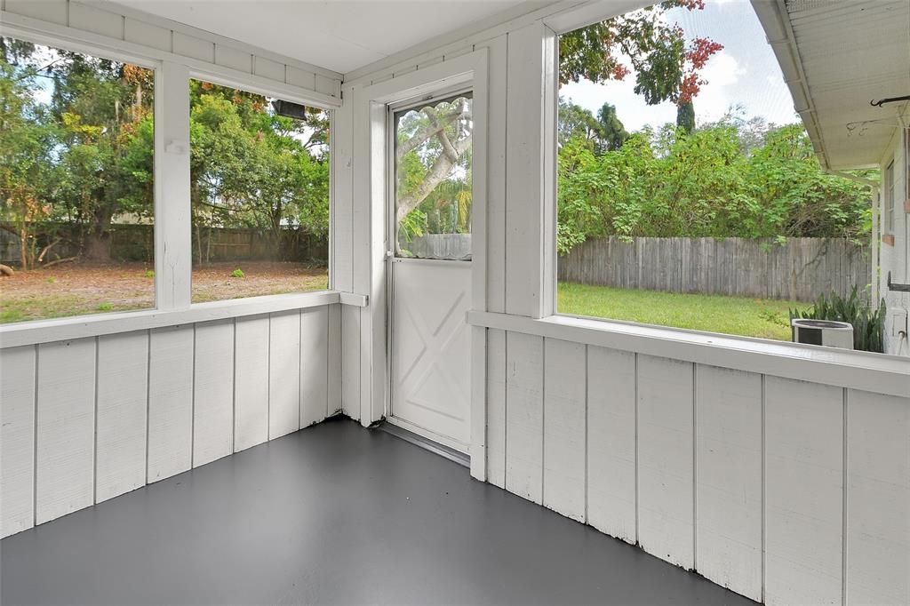 Active With Contract: $252,900 (3 beds, 1 baths, 1204 Square Feet)