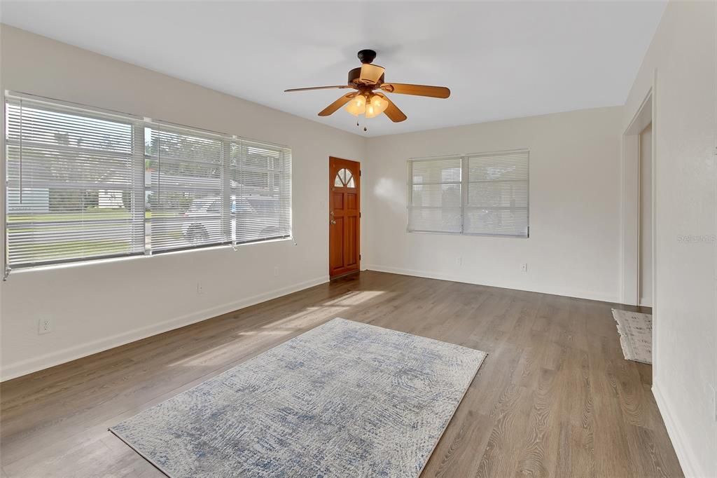 Active With Contract: $252,900 (3 beds, 1 baths, 1204 Square Feet)