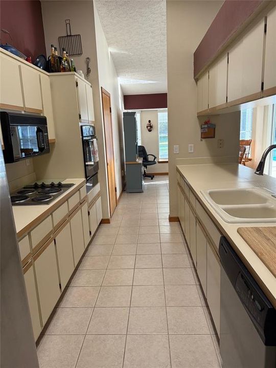 Active With Contract: $409,900 (3 beds, 2 baths, 2084 Square Feet)