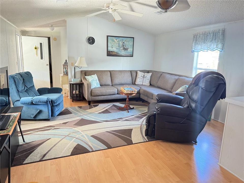 For Sale: $195,000 (2 beds, 2 baths, 1024 Square Feet)