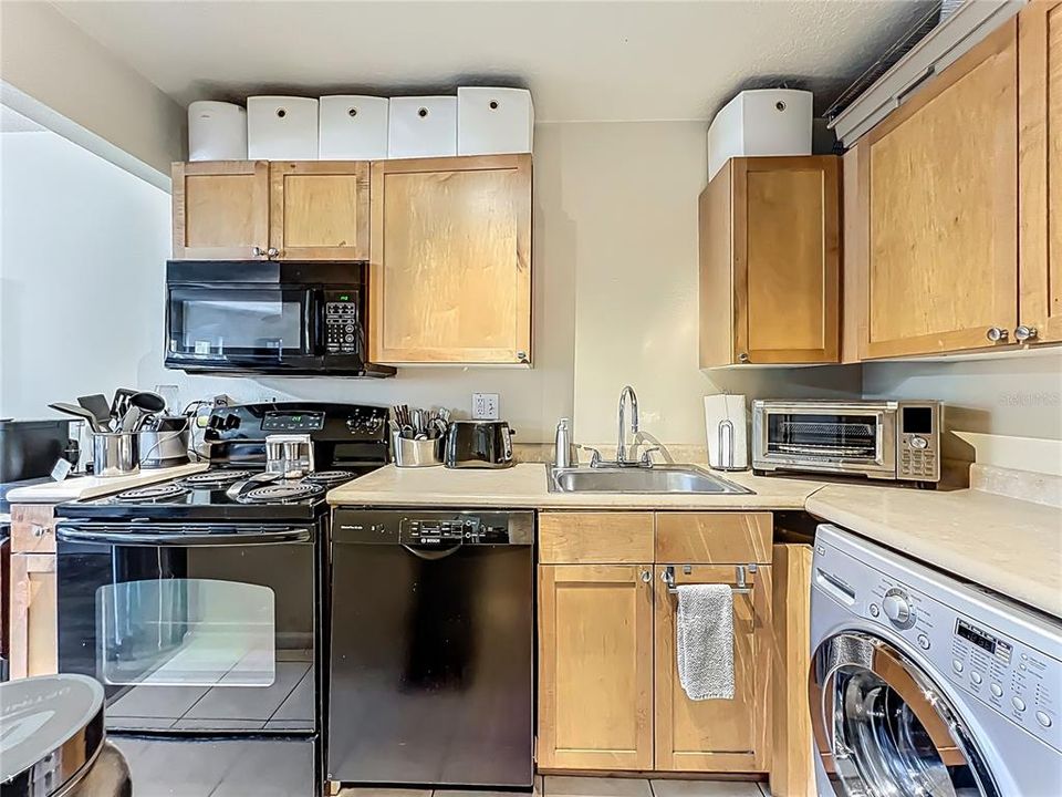 For Sale: $200,000 (1 beds, 1 baths, 694 Square Feet)