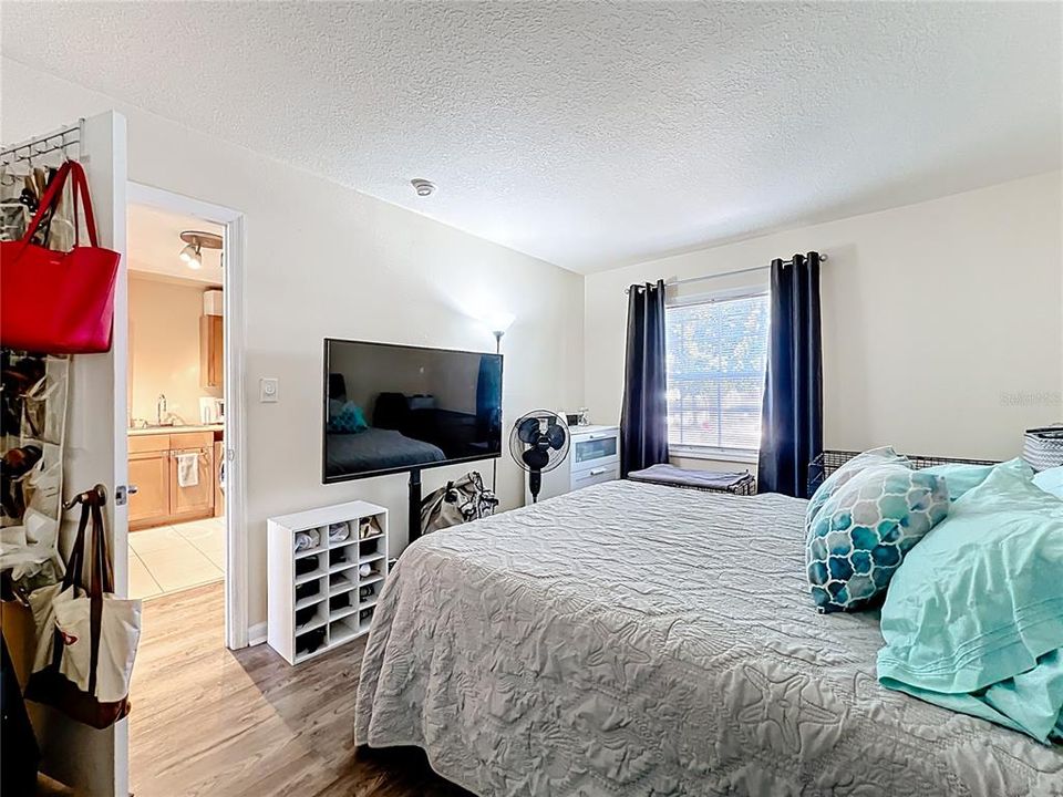 For Sale: $200,000 (1 beds, 1 baths, 694 Square Feet)