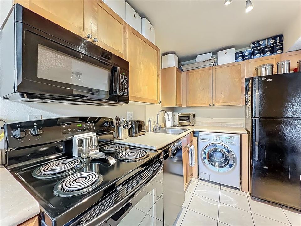 For Sale: $200,000 (1 beds, 1 baths, 694 Square Feet)