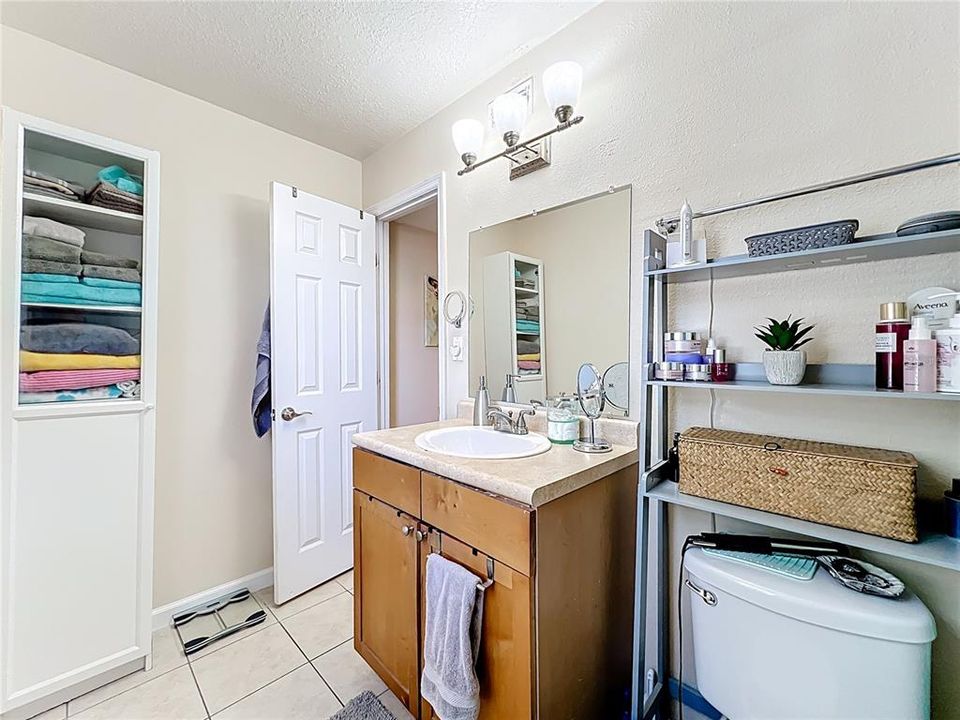 For Sale: $200,000 (1 beds, 1 baths, 694 Square Feet)
