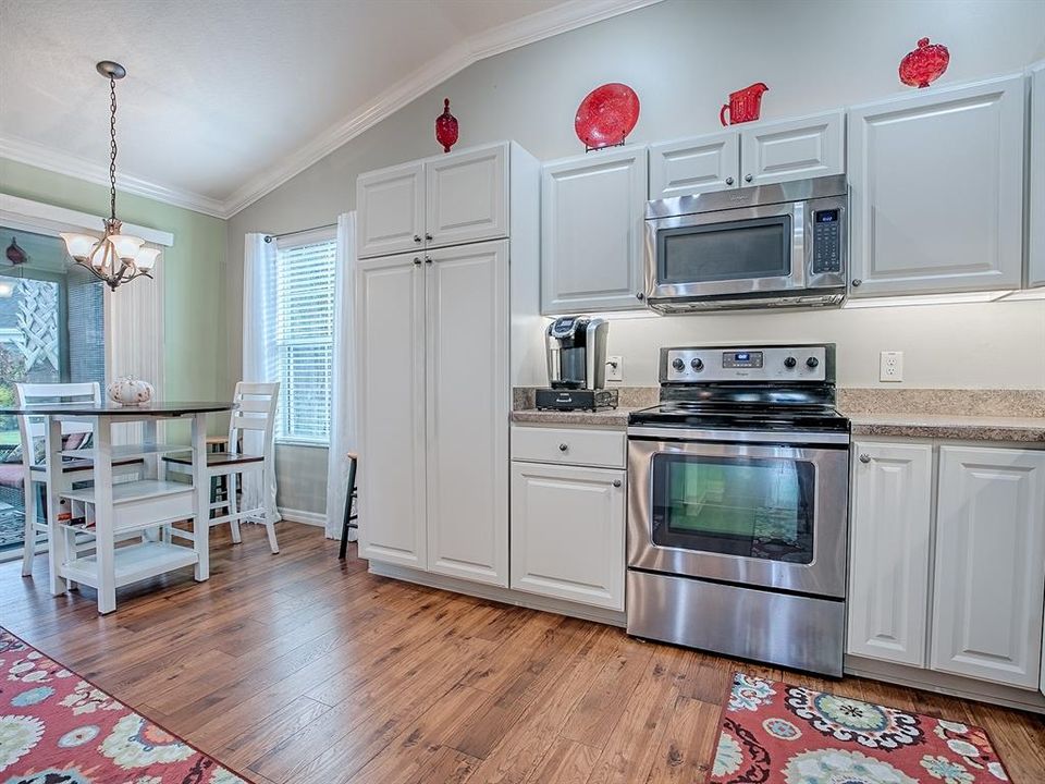 Под контрактом: $410,000 (3 спален, 2 ванн, 1508 Квадратных фут)