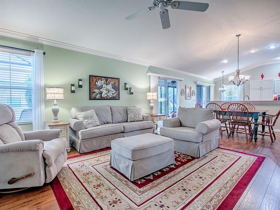 Под контрактом: $410,000 (3 спален, 2 ванн, 1508 Квадратных фут)