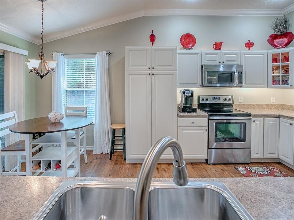 Под контрактом: $410,000 (3 спален, 2 ванн, 1508 Квадратных фут)