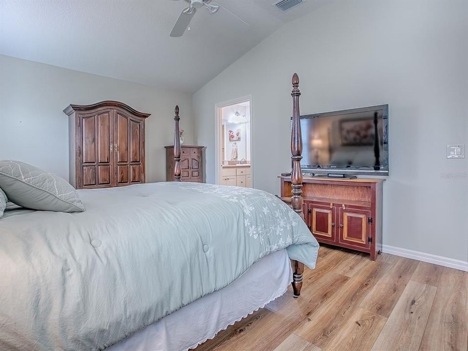 Под контрактом: $410,000 (3 спален, 2 ванн, 1508 Квадратных фут)