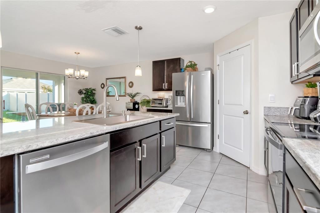 待售: $375,000 (4 贝兹, 2 浴室, 1846 平方英尺)