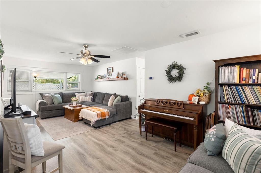 На продажу: $319,900 (2 спален, 1 ванн, 1038 Квадратных фут)