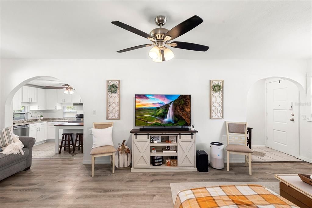 На продажу: $319,900 (2 спален, 1 ванн, 1038 Квадратных фут)