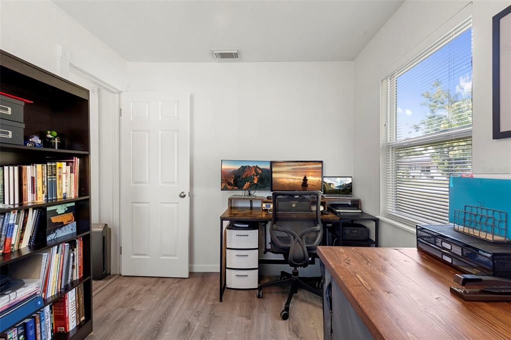 На продажу: $319,900 (2 спален, 1 ванн, 1038 Квадратных фут)