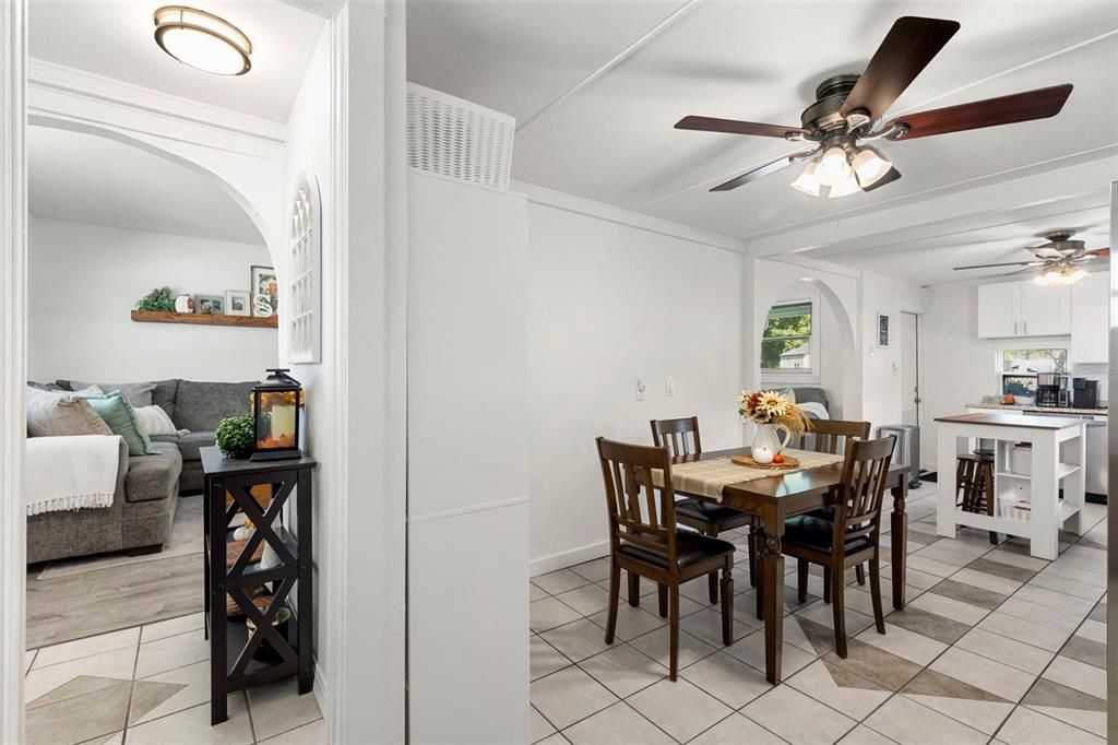 На продажу: $319,900 (2 спален, 1 ванн, 1038 Квадратных фут)