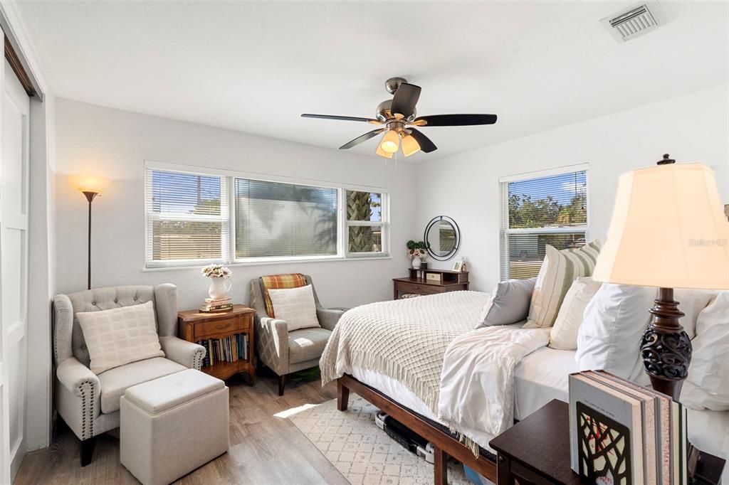 На продажу: $319,900 (2 спален, 1 ванн, 1038 Квадратных фут)