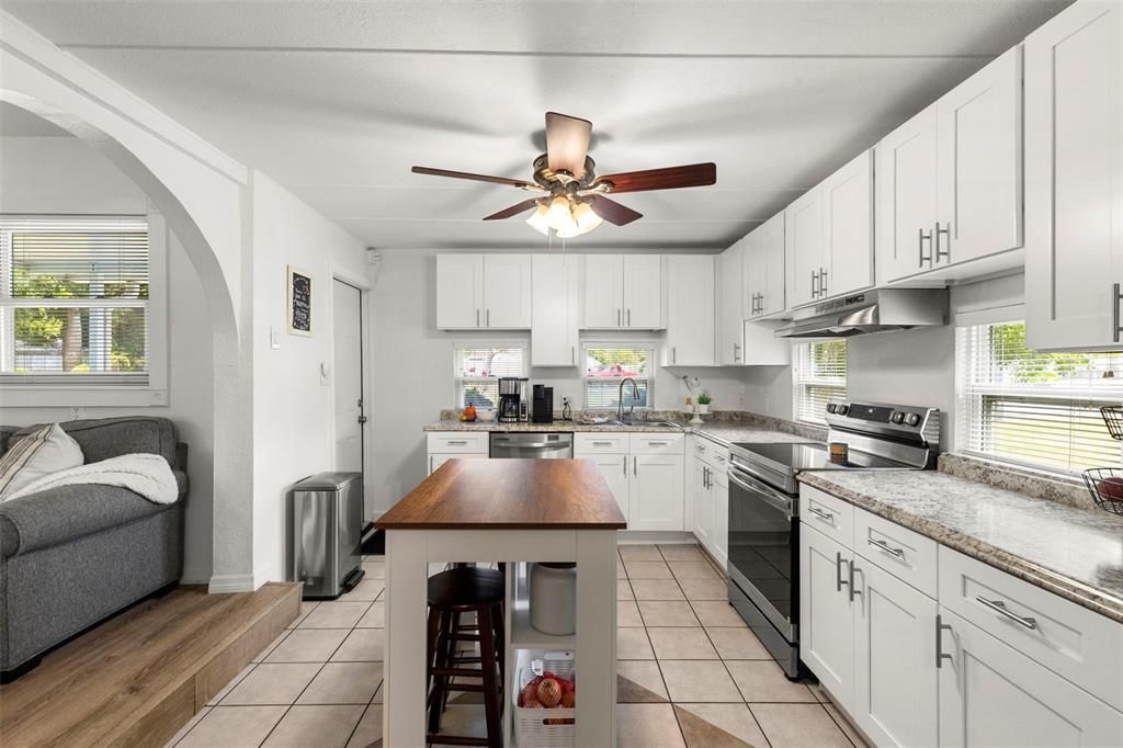 На продажу: $319,900 (2 спален, 1 ванн, 1038 Квадратных фут)