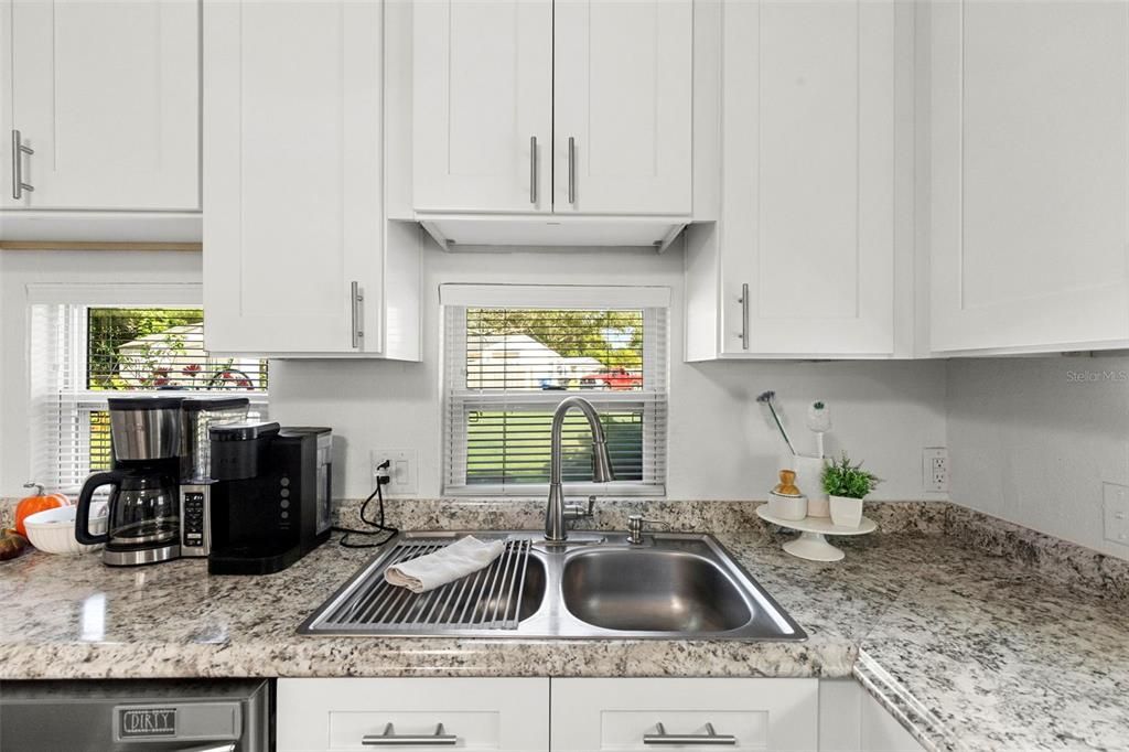 На продажу: $319,900 (2 спален, 1 ванн, 1038 Квадратных фут)