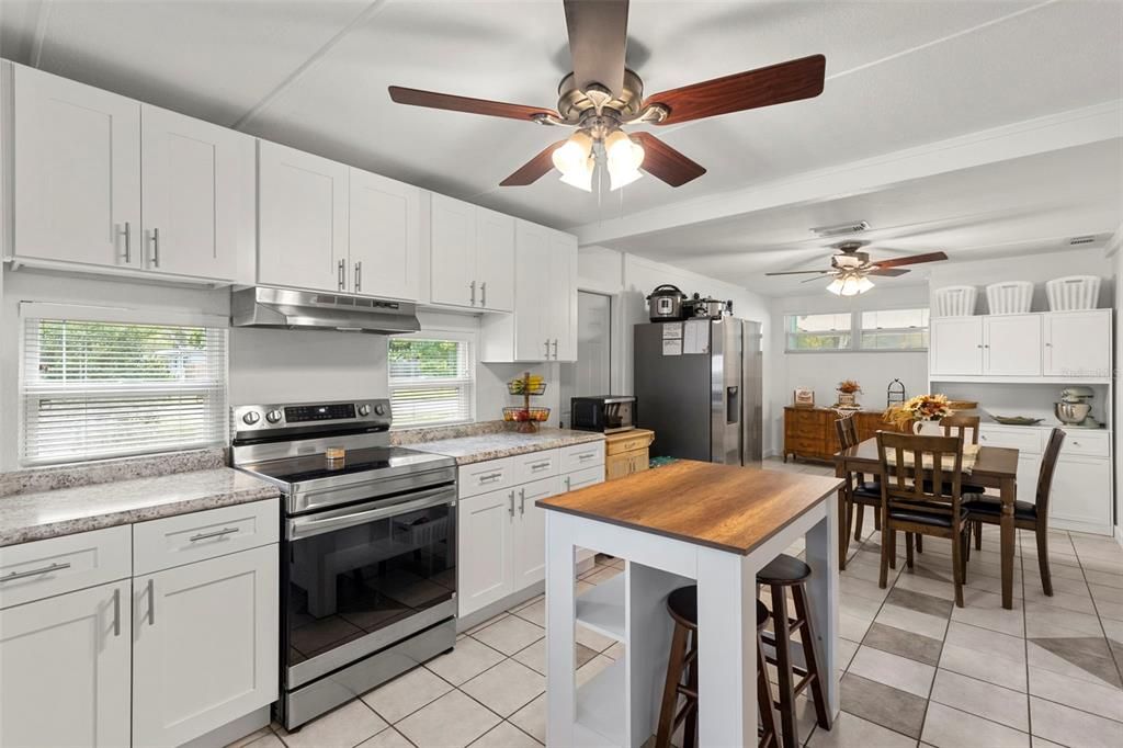 На продажу: $319,900 (2 спален, 1 ванн, 1038 Квадратных фут)