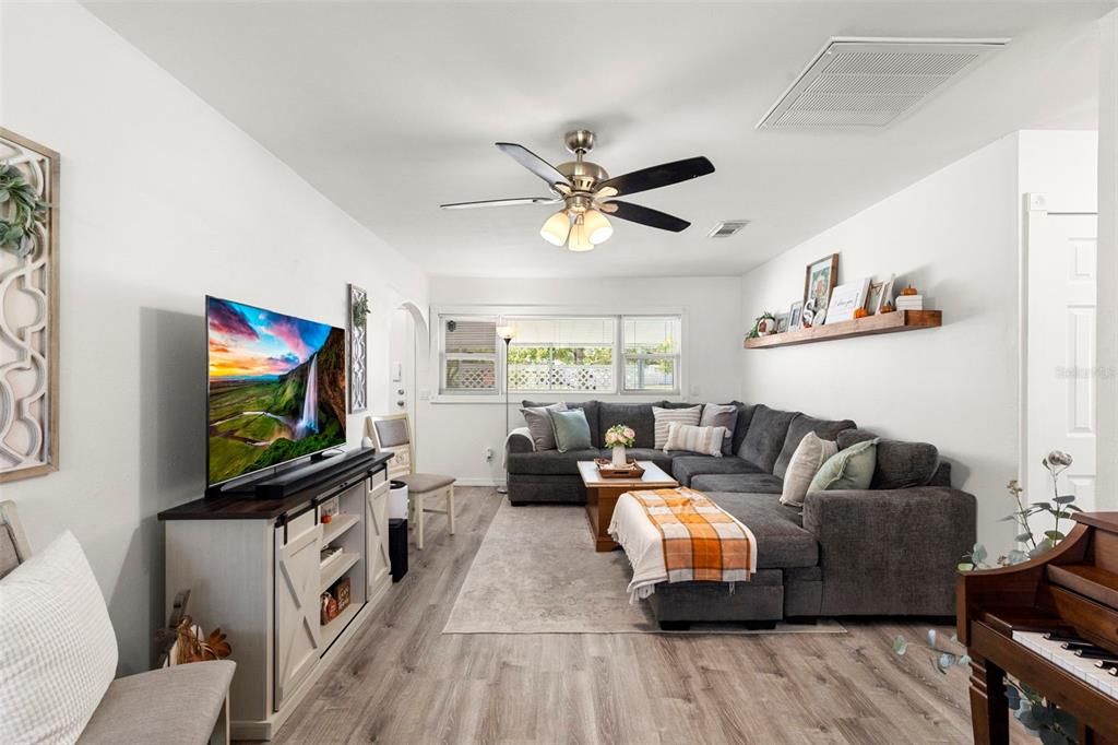 На продажу: $319,900 (2 спален, 1 ванн, 1038 Квадратных фут)