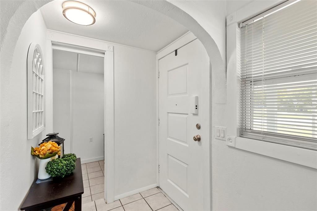 На продажу: $319,900 (2 спален, 1 ванн, 1038 Квадратных фут)