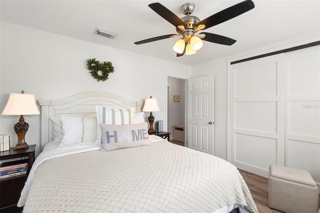 На продажу: $319,900 (2 спален, 1 ванн, 1038 Квадратных фут)