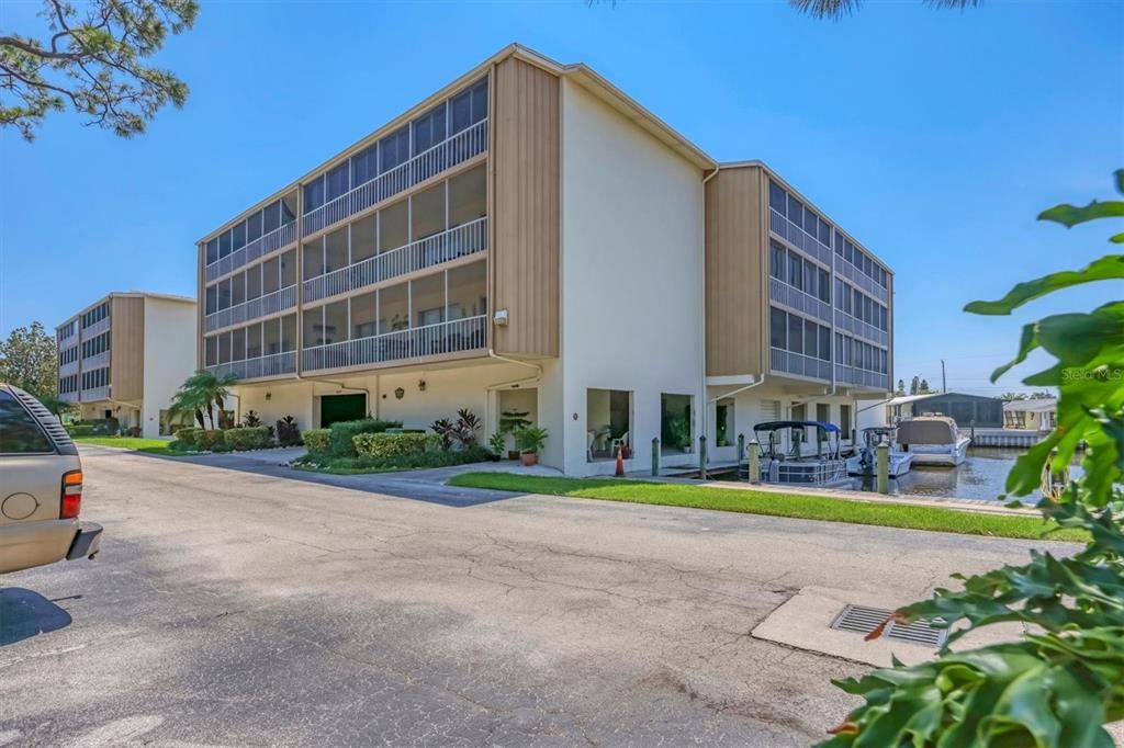 For Sale: $299,000 (2 beds, 2 baths, 1040 Square Feet)