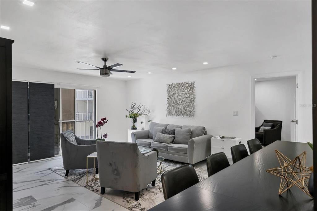 For Sale: $299,000 (2 beds, 2 baths, 1040 Square Feet)