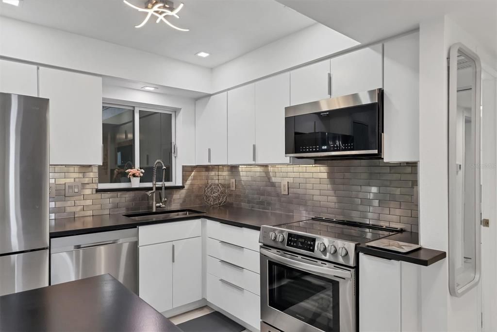 For Sale: $299,000 (2 beds, 2 baths, 1040 Square Feet)