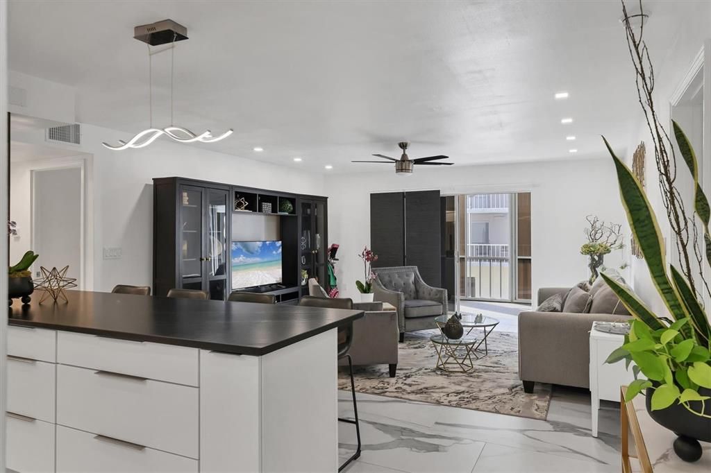 For Sale: $299,000 (2 beds, 2 baths, 1040 Square Feet)