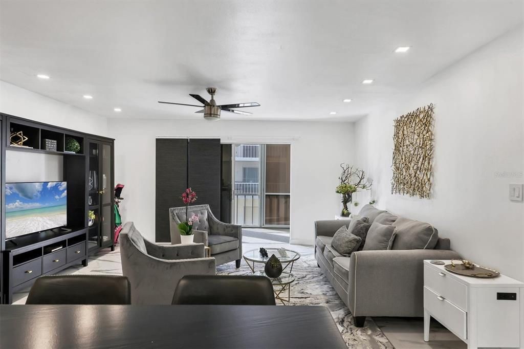 For Sale: $299,000 (2 beds, 2 baths, 1040 Square Feet)