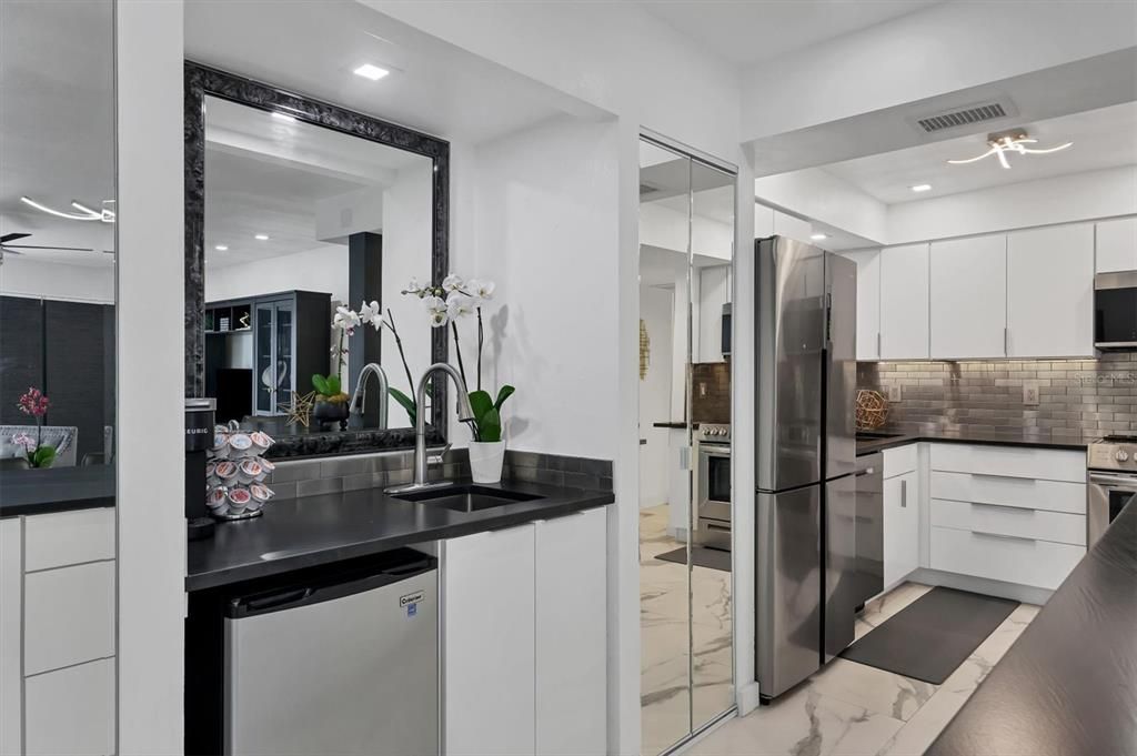 For Sale: $299,000 (2 beds, 2 baths, 1040 Square Feet)