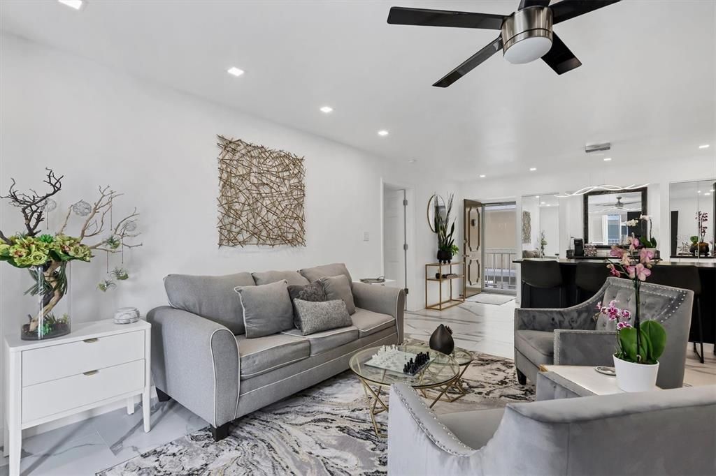 For Sale: $299,000 (2 beds, 2 baths, 1040 Square Feet)