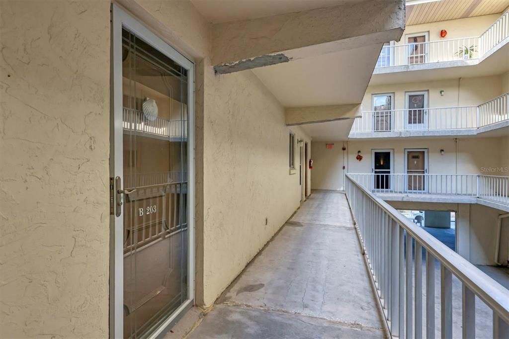 For Sale: $299,000 (2 beds, 2 baths, 1040 Square Feet)