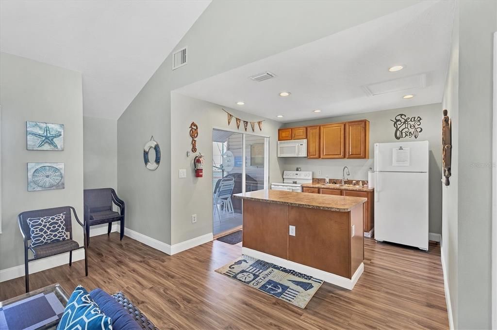 For Sale: $299,000 (2 beds, 2 baths, 1040 Square Feet)