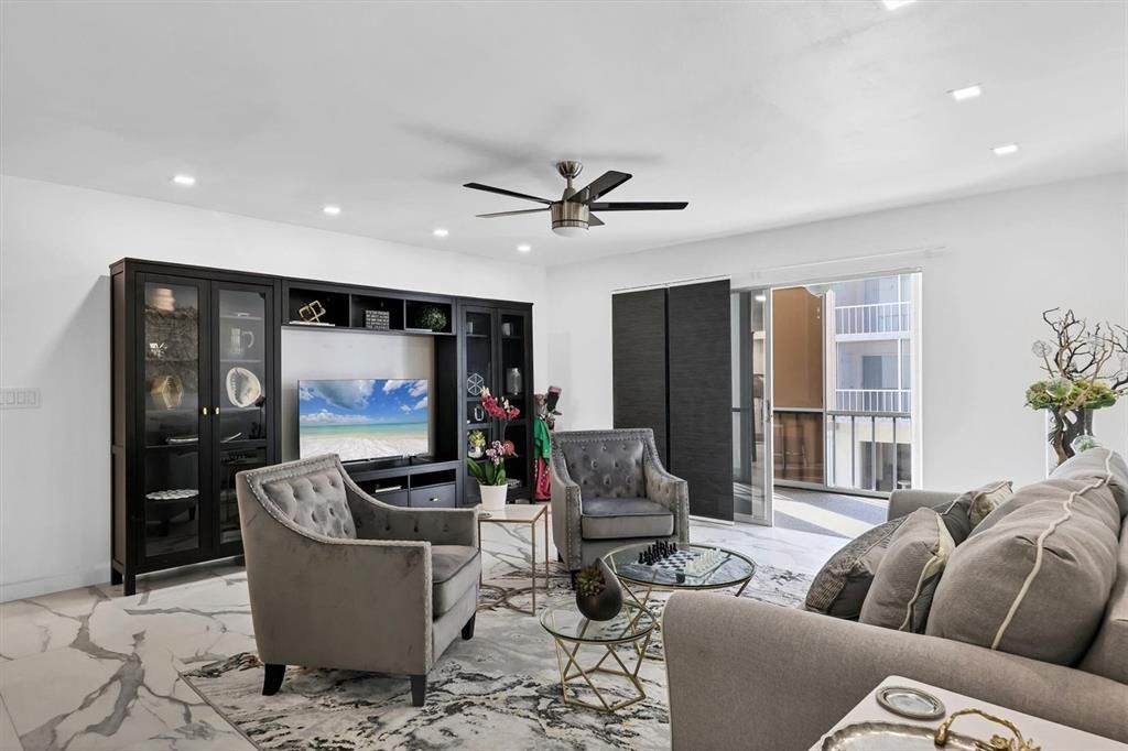 For Sale: $299,000 (2 beds, 2 baths, 1040 Square Feet)