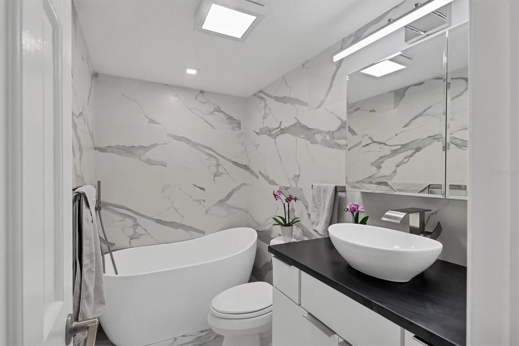 For Sale: $299,000 (2 beds, 2 baths, 1040 Square Feet)