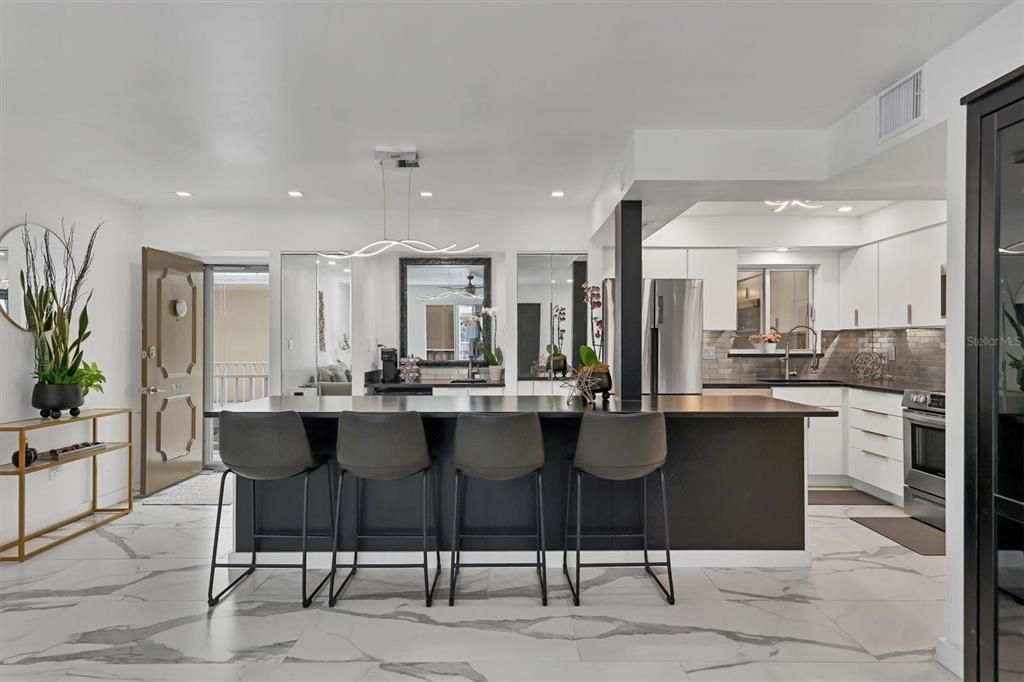 For Sale: $299,000 (2 beds, 2 baths, 1040 Square Feet)