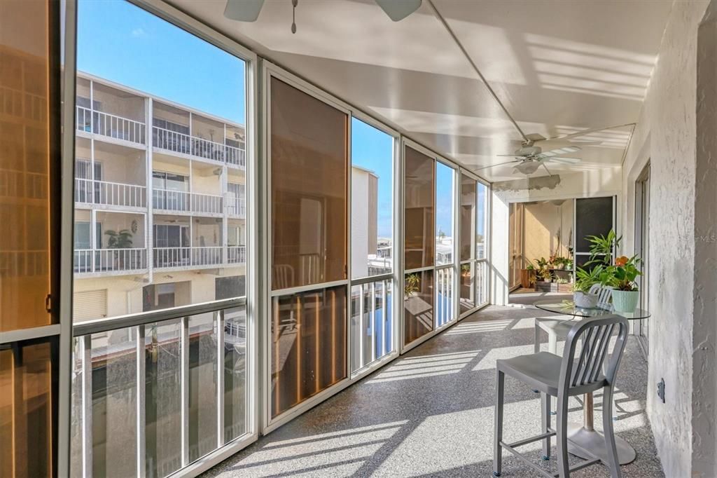 For Sale: $299,000 (2 beds, 2 baths, 1040 Square Feet)