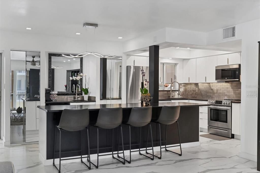 For Sale: $299,000 (2 beds, 2 baths, 1040 Square Feet)