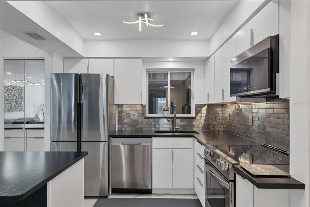 For Sale: $299,000 (2 beds, 2 baths, 1040 Square Feet)