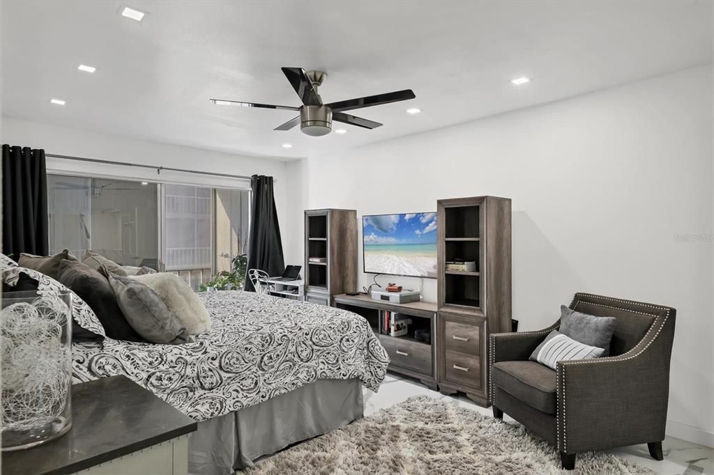 For Sale: $299,000 (2 beds, 2 baths, 1040 Square Feet)