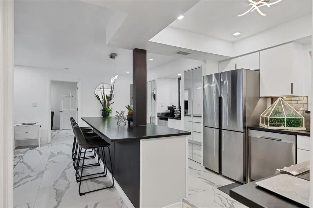 For Sale: $299,000 (2 beds, 2 baths, 1040 Square Feet)