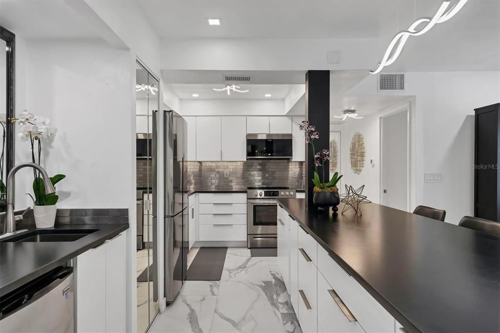 For Sale: $299,000 (2 beds, 2 baths, 1040 Square Feet)